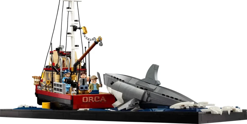 LEGO Ideas Jaws Set - Diorama Kit for Fans of the Movie - 21350 - Image 3 of 4