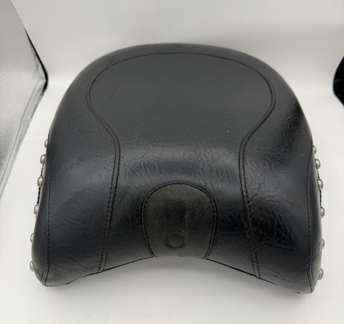 Recessed Passenger Seat Studded Black 2-VC11P Classic Mustan