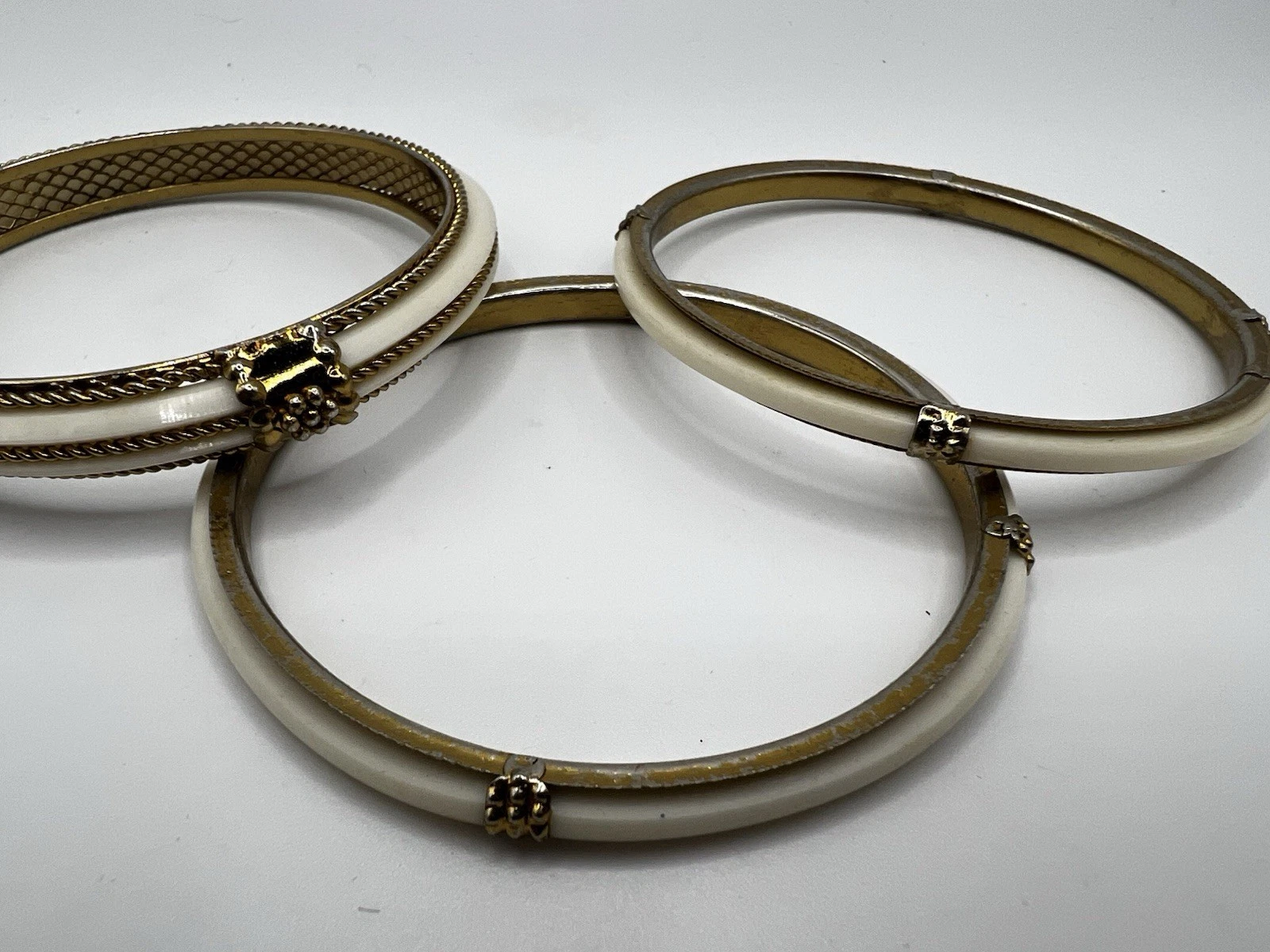 OFF WHITE Set di tre bracciali Ballywood tono bianco sporco e oro 8" da polso