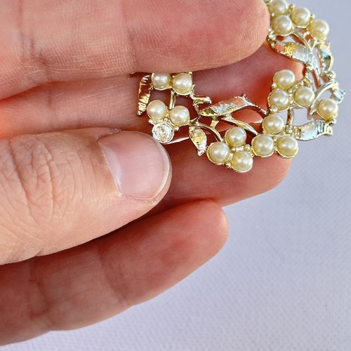Vintage Gold Tone Faux Pearl Wreath Brooch Classic Elegant Ornate Unsigned - Picture 4 of 8