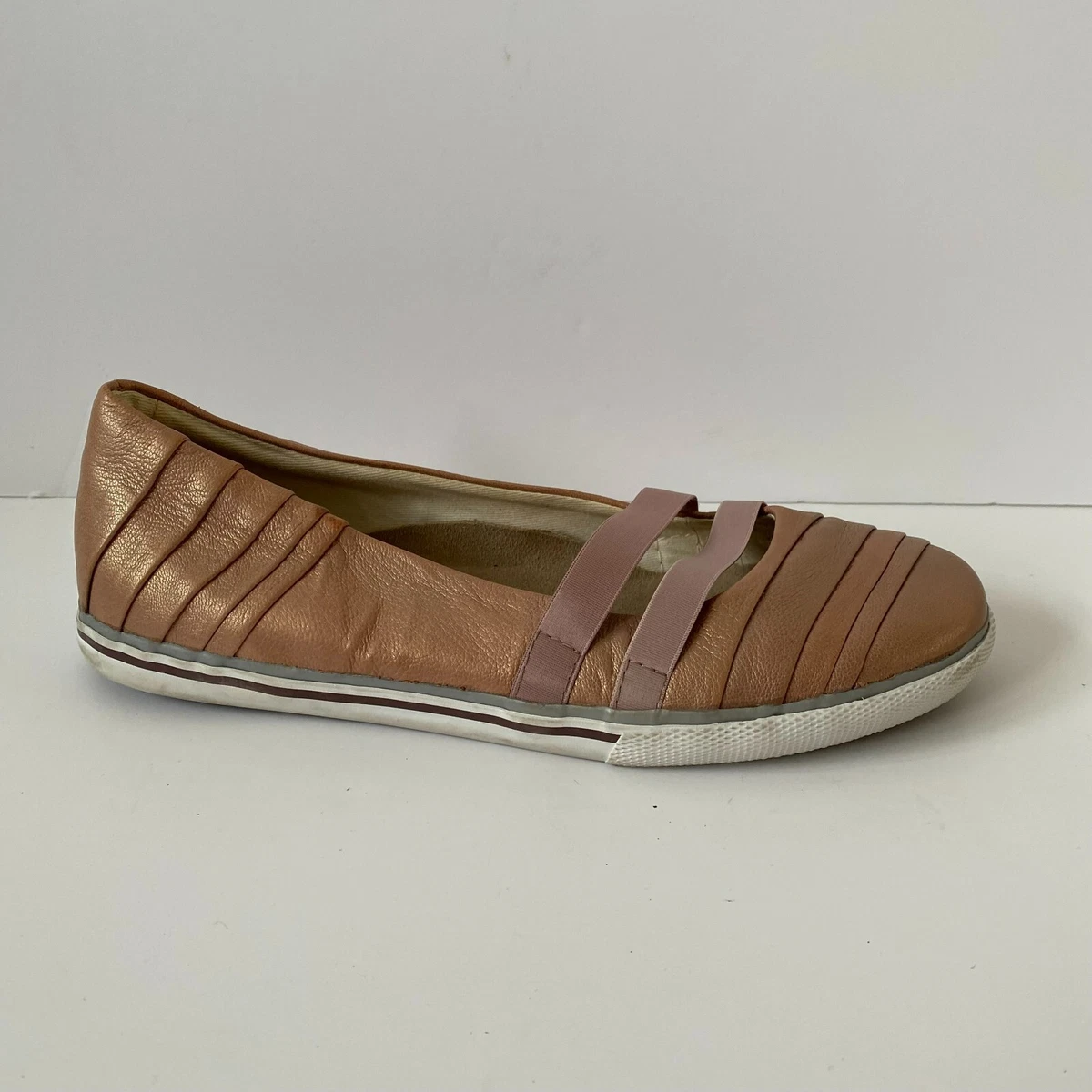 Clarks nude flats 2025