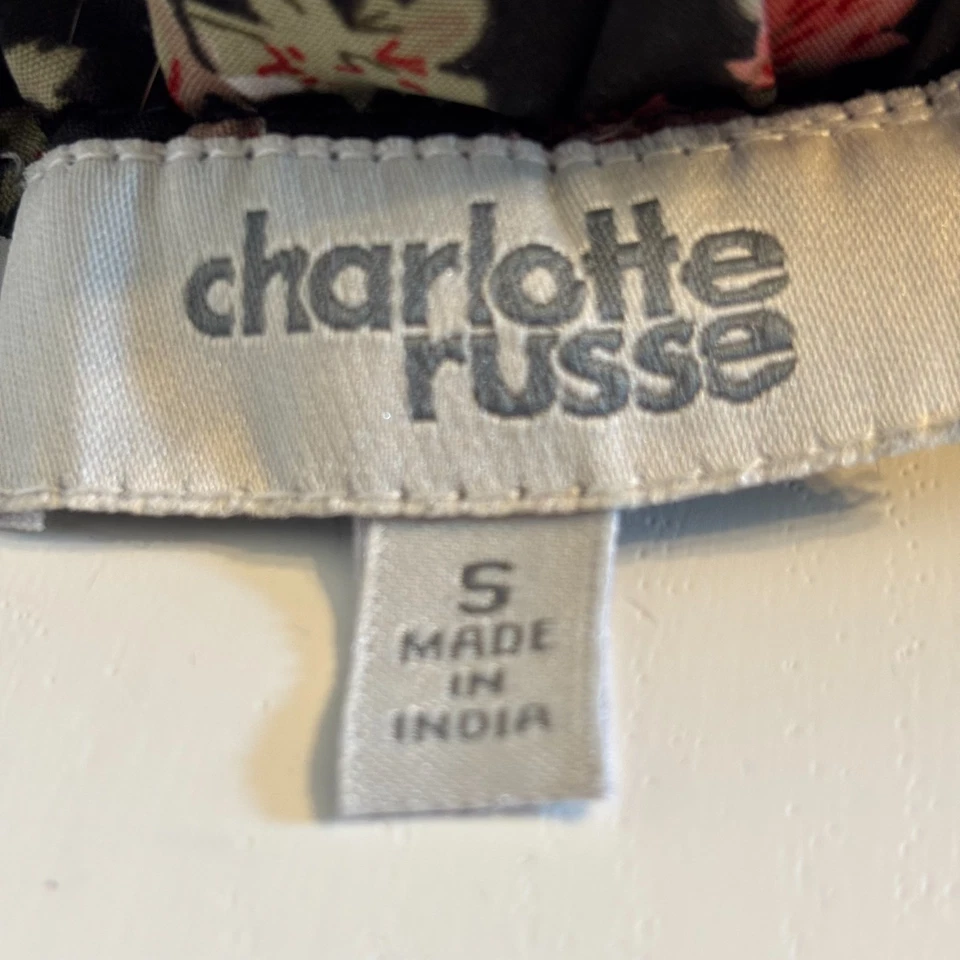 Pantalones cortos para mujer Charlotte Russe - patrón floral rosa, tiro medio - entrepierna pequeña de 2" Foto 3 de 4