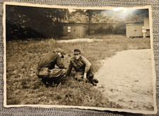 Bundeswehr Soldaten Kameraden machen Pause in der Kuhle (10x7) original Foto