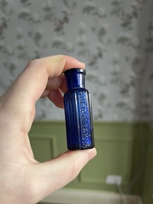 EXTREM KLEINE BLAUE VIKTORIANISCHE GIFTFLASCHE AUS GLAS VARIANTE