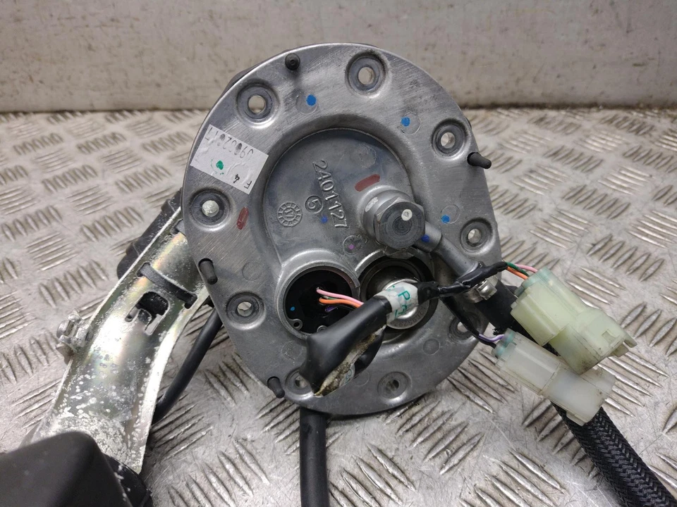 2018 TRIUMPH BONNEVILLE  T100 BLACK Fuel Pump - Изображение 2 из 4