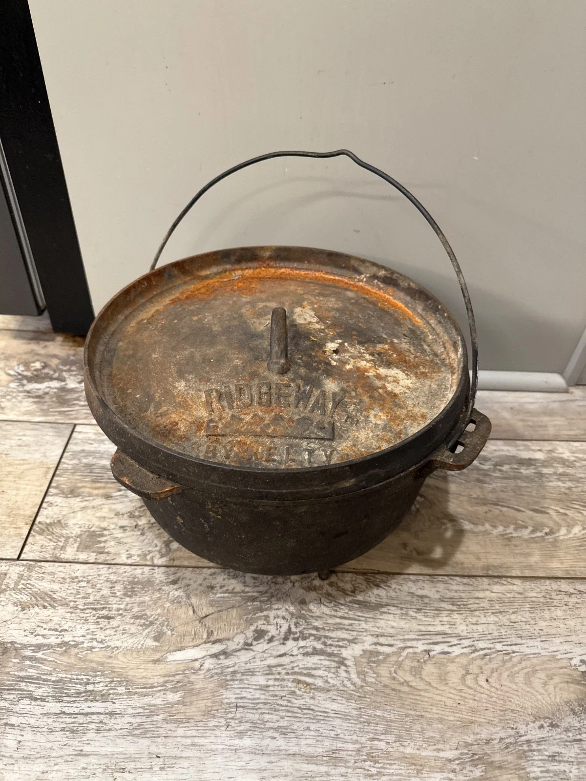 Ridgeway By Kelty Cast Iron Footed Dutch Oven 12" Diameter 5 1/4" Deep