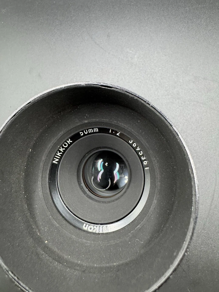 Lente de cámara de enfoque manual Nikon Nikkor 50 mm F2 vintage con capucha ¡Excelente estado! Foto 4 de 4