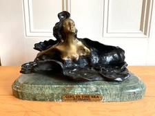 Escultura de bronce 'Niña en el mar' de E. Villanis