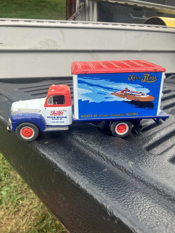Camión furgoneta Ford Dry Goods 1951 Miss Pepsi de First Gear escala 1/34 Foto 3 de 4