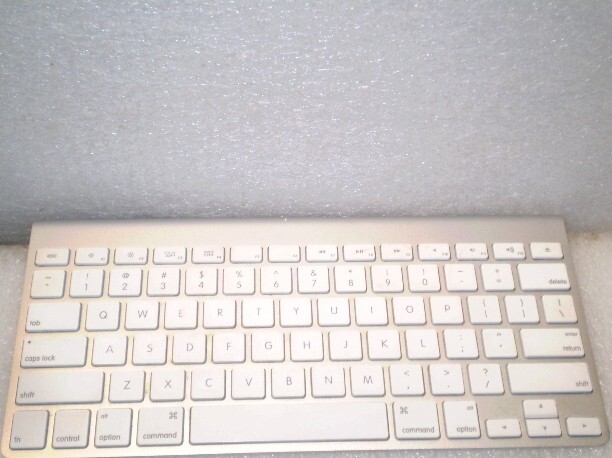 Apple A1314 Wireless Bluetooth Keyboard White Silver Genuine