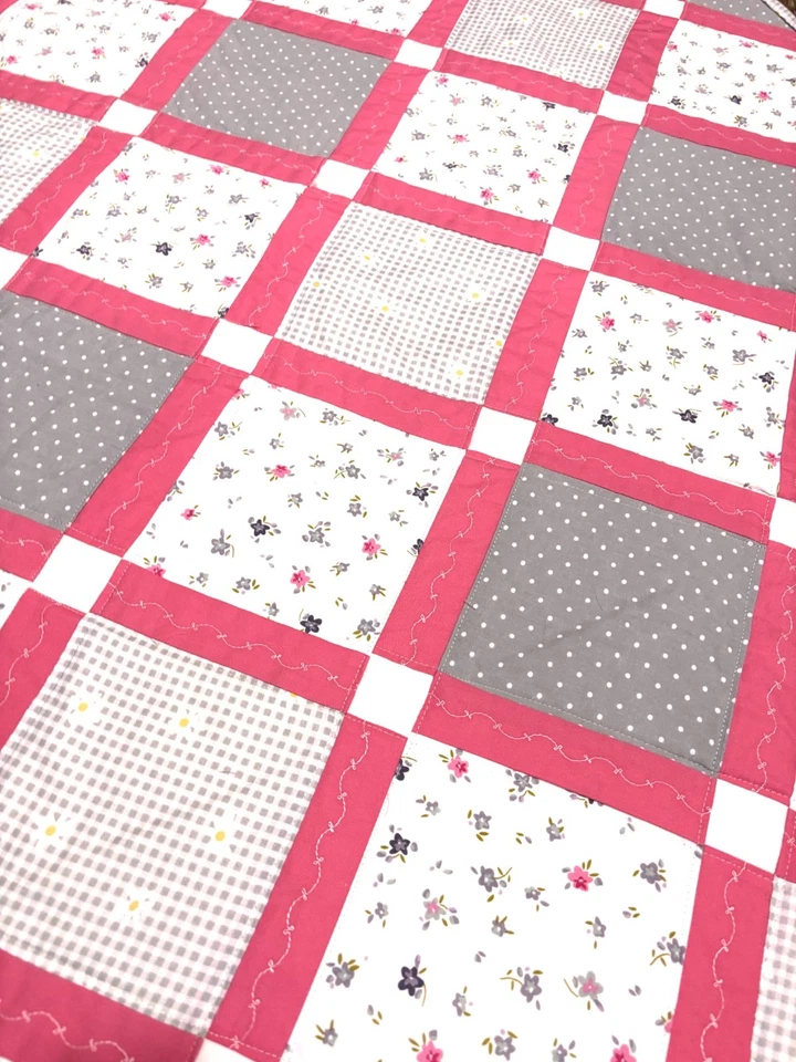 Manta de cuna hecha a mano para bebé 40" x 40" rosa y gris retazos y bordados Foto 4 de 4