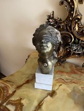 statuetta in bronzo della dea bendata