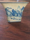 Beau support à fleurs en métal bleu et blanc avec insert en verre 5-1/2"