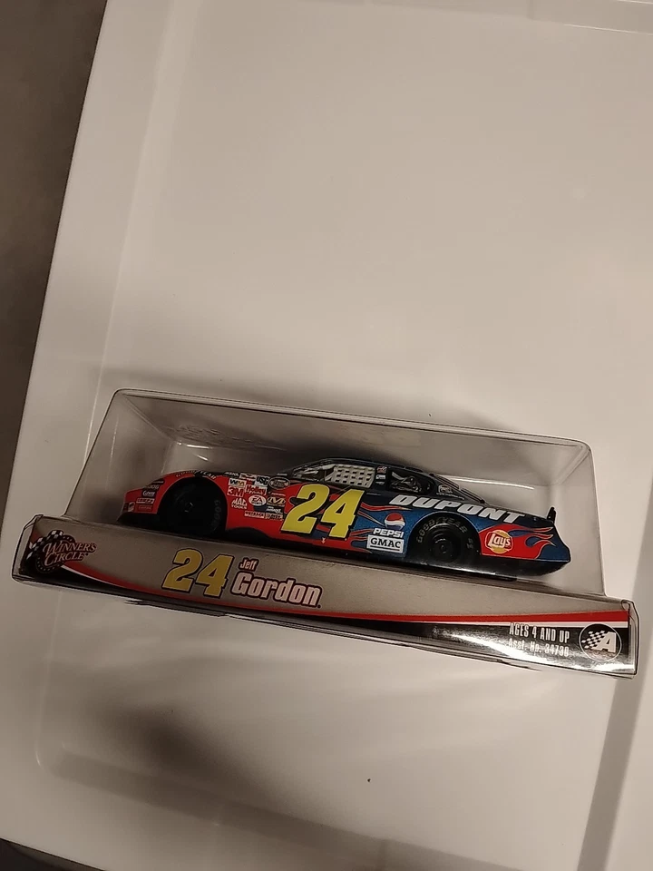 Coche modelo fundido a presión NASCAR Jeff Gordon #24 en vitrina Foto 2 de 3
