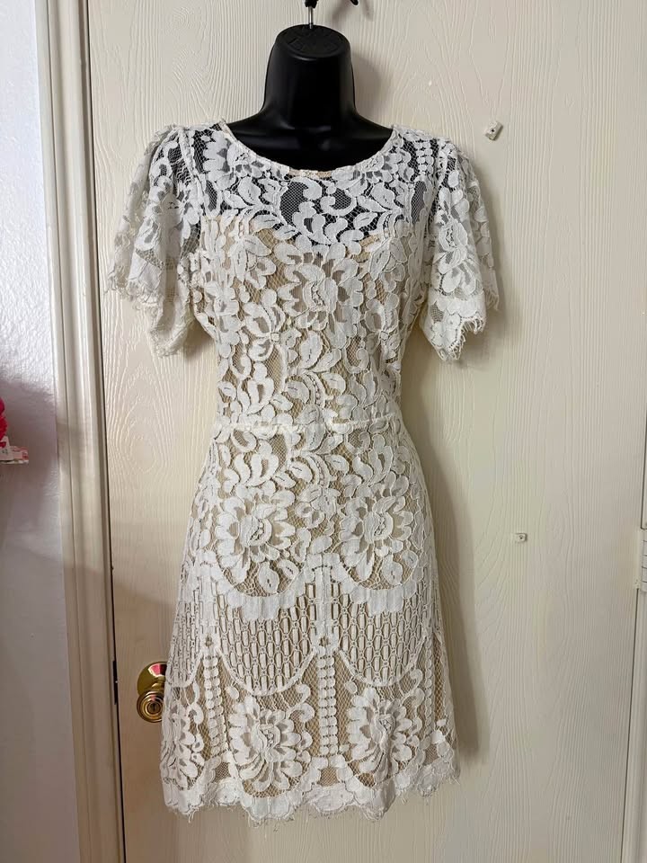 Lulus White Lace A-Line Dress M Short Flutter Sleeve Round Neck Lined