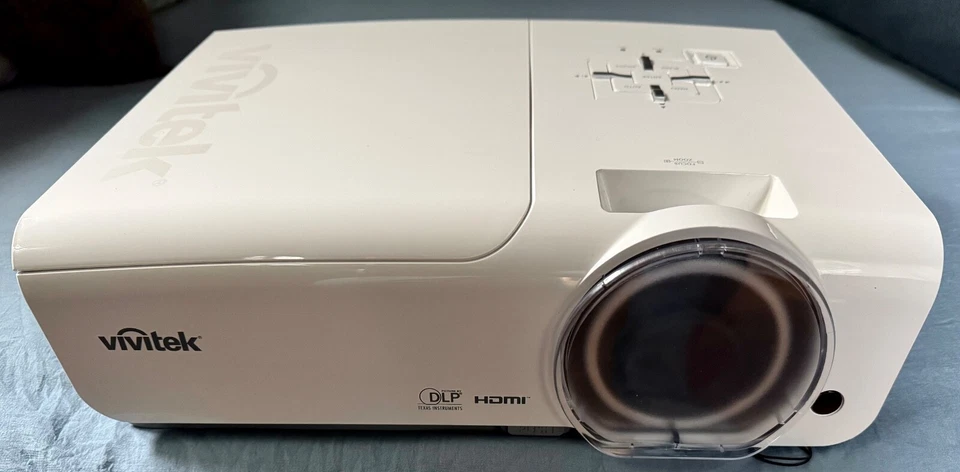 BLACK FRIDAY! VIVITEK D968U-WT - WUXGA DLP PROJECTOR, 4800 LUMENS, WITH CASE - Image 3 of 4