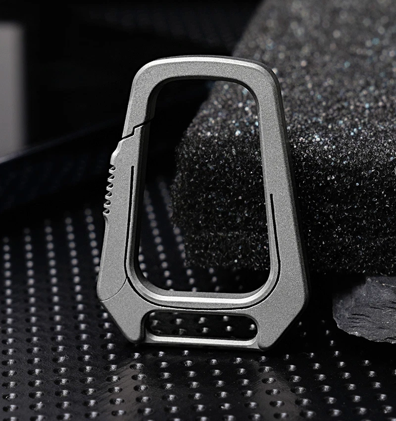 Mini EDC Aleación de Titanio Creativo Llavero Mosquetón Portátil Hebilla Colgante Herramienta Foto 3 de 4