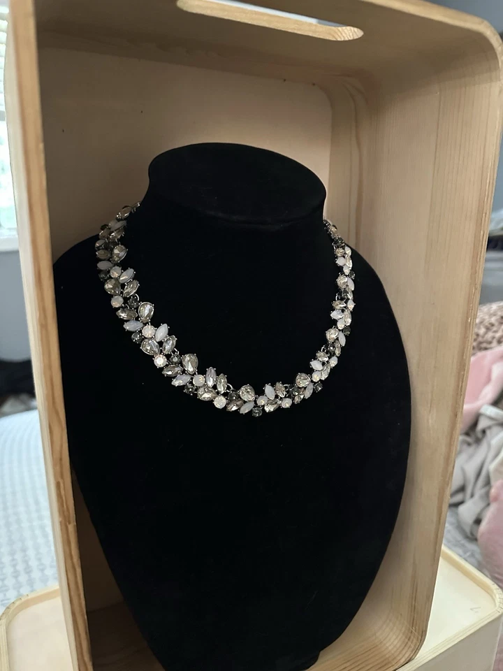 Collar Ann Taylor Loft Racimo de Cristal Estrás Gris Claro Tono Plateado Foto 4 de 4