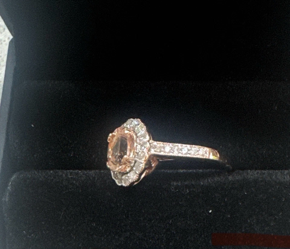 Anillo de compromiso ovalado de oro rosa con diamantes de morganita genuina talla 6 Foto 2 de 4
