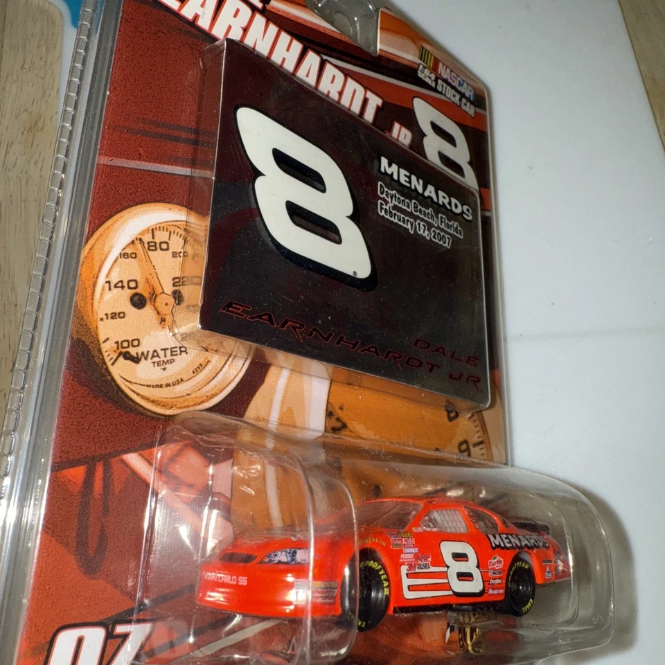 2007 #8 Dale Earnhardt Jr. Menards Daytona Beach 1/64 coche fundido a presión y tarjeta coleccionable Foto 3 de 4