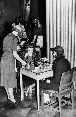 The waitresses a London restaurant follow advice Minister Public - 1941 Photo