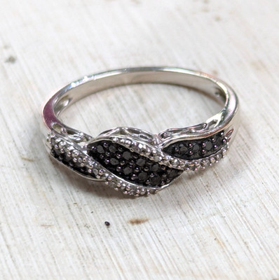 14kt Goldring schwarz-weiße Diamant Steine massiv 375 Gold Punze Ringgröße N