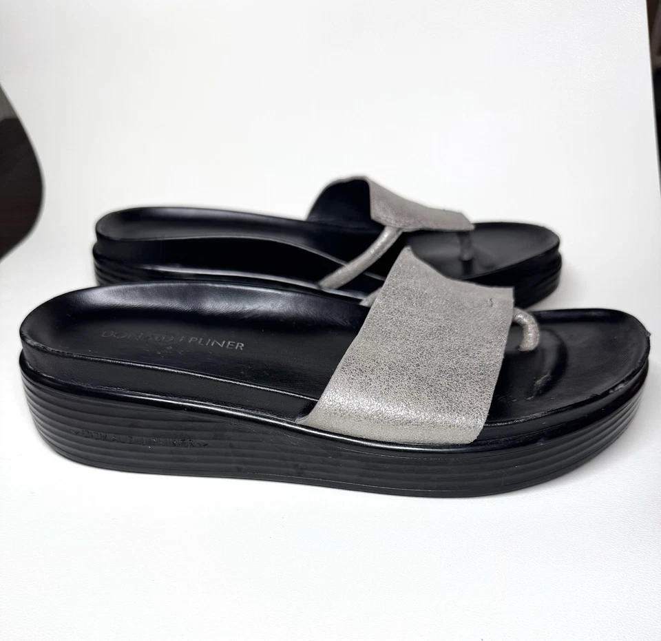 Sandalias Donald Pliner Mujer 7 Plata Metálica Plataforma Deslizable Tanga Minimalista Foto 4 de 4