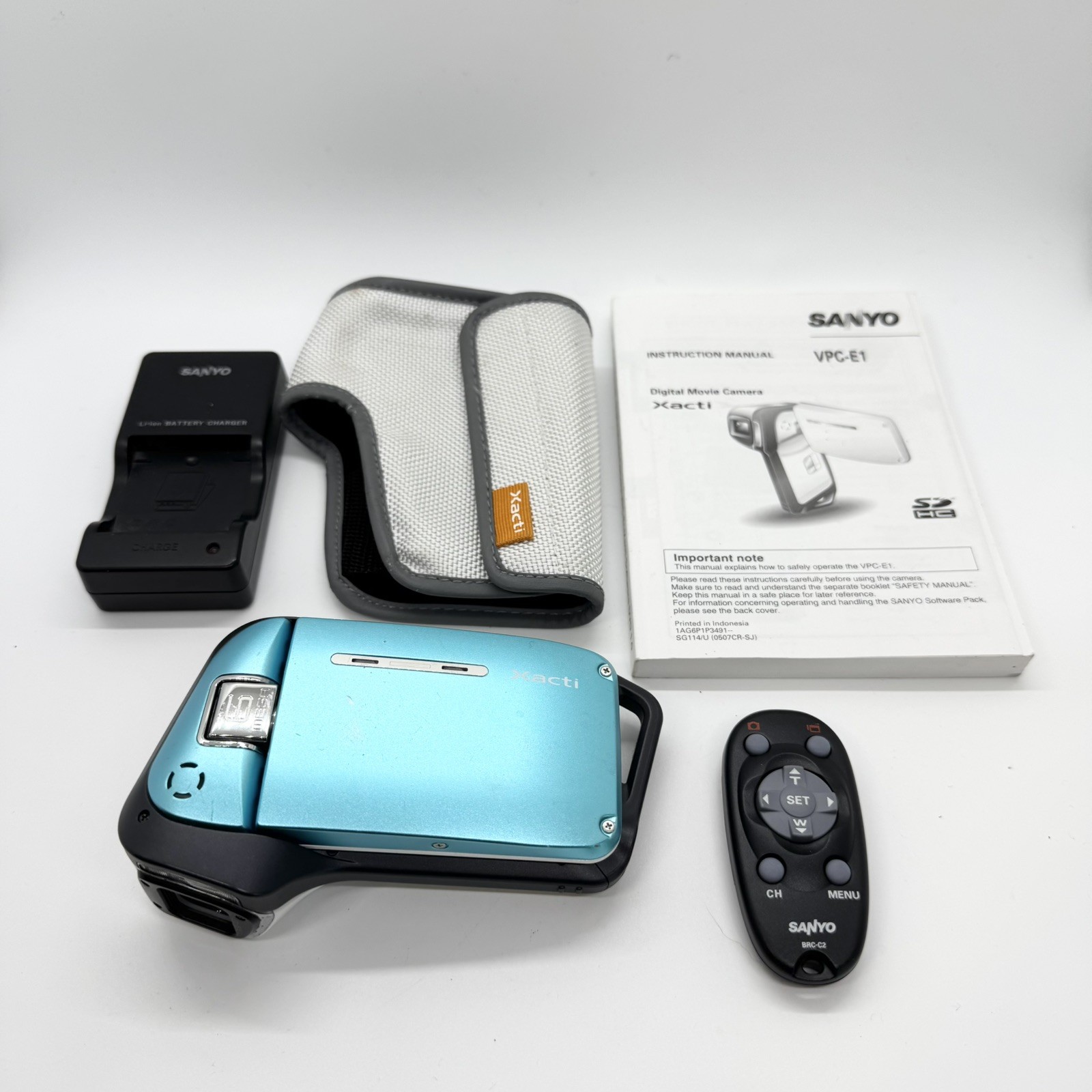 Sanyo Xacti Digital Movie Camera VPC-E1 Waterproof With Acce