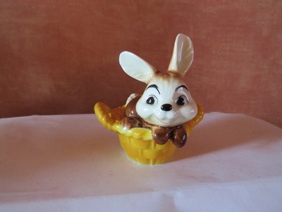 GOEBEL Porzellan Nr. 34822 Hase im Korb, 7 cm hoch gelber Korb
