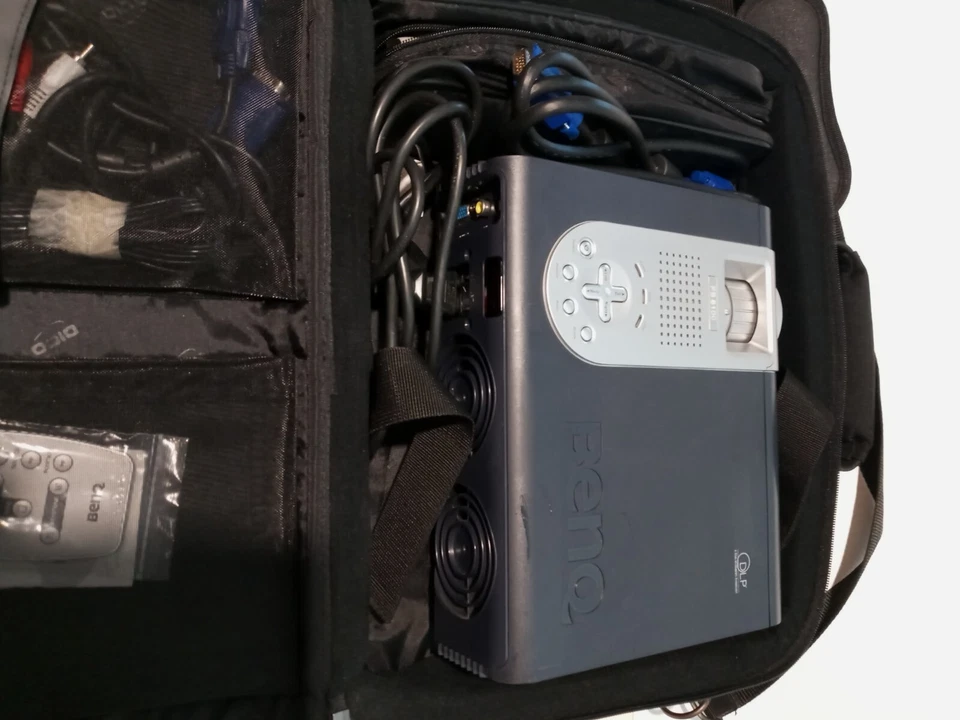 BenQ Projector PB6100 DPL With Free Case & Targus Wireless Presenter Remote - Image 2 of 4