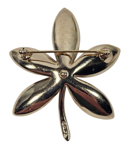 Broche prendedor de flores de cinco hojas tono dorado cepillado Trifari de colección - Imagen 2 de 5