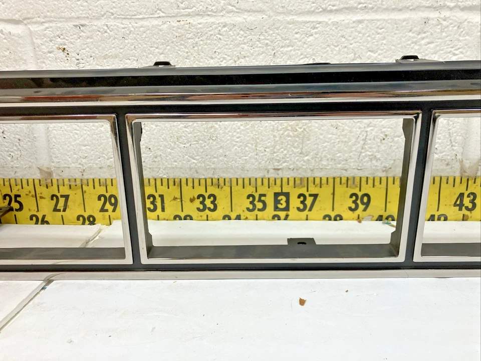 Nuevo bisel de luz trasera izquierda OEM GM 5977015 1979 Chevrolet Malibu (GM1) Foto 4 de 4