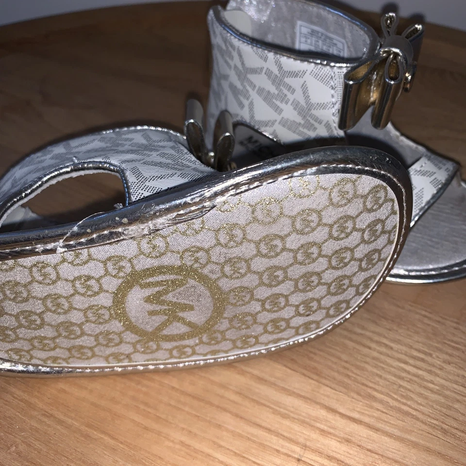 Michael Kors Bebé Tilly Dahnia Infantil Niñas "MK" Sandalias Planas Talla 1 Foto 3 de 4