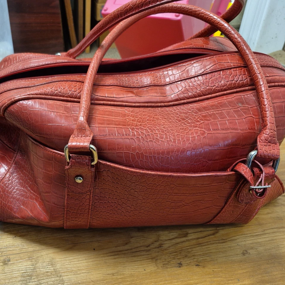 Bolso de Lona Vintage Bath And Body Works Bolso de Noche Rojo Imitación Cuero Caimán Foto 2 de 3