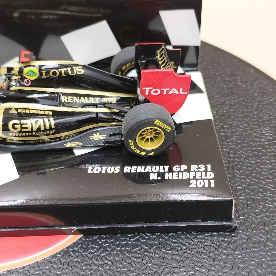 MINICHAMPS 1/43 Lotus Renault GP R31 Nick Heidfeld #9 2011 410110009 - Image 3 of 4