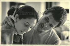 1984 Press Photo Robert Parks, demonstrates at workshop to Jan Gist, Wisconsin.