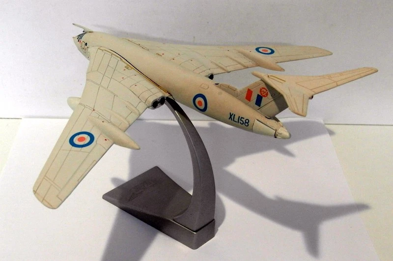Corgi 1/144 Scale Diecast 48702 - HP Victor MK2 RAF All White Anti Flash Finish - Image 2 of 4