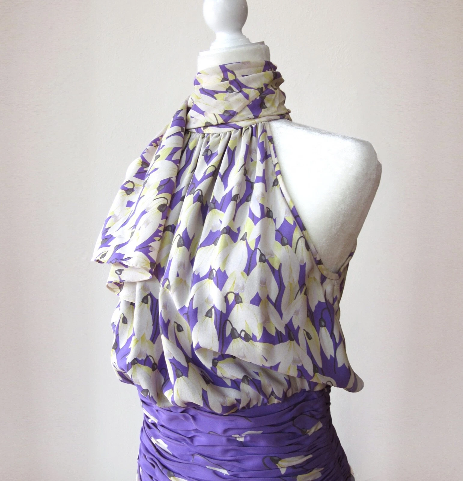 Abito da cocktail anni 80 VALENTINO boutique lavanda e seta bianca con collo sciarpa