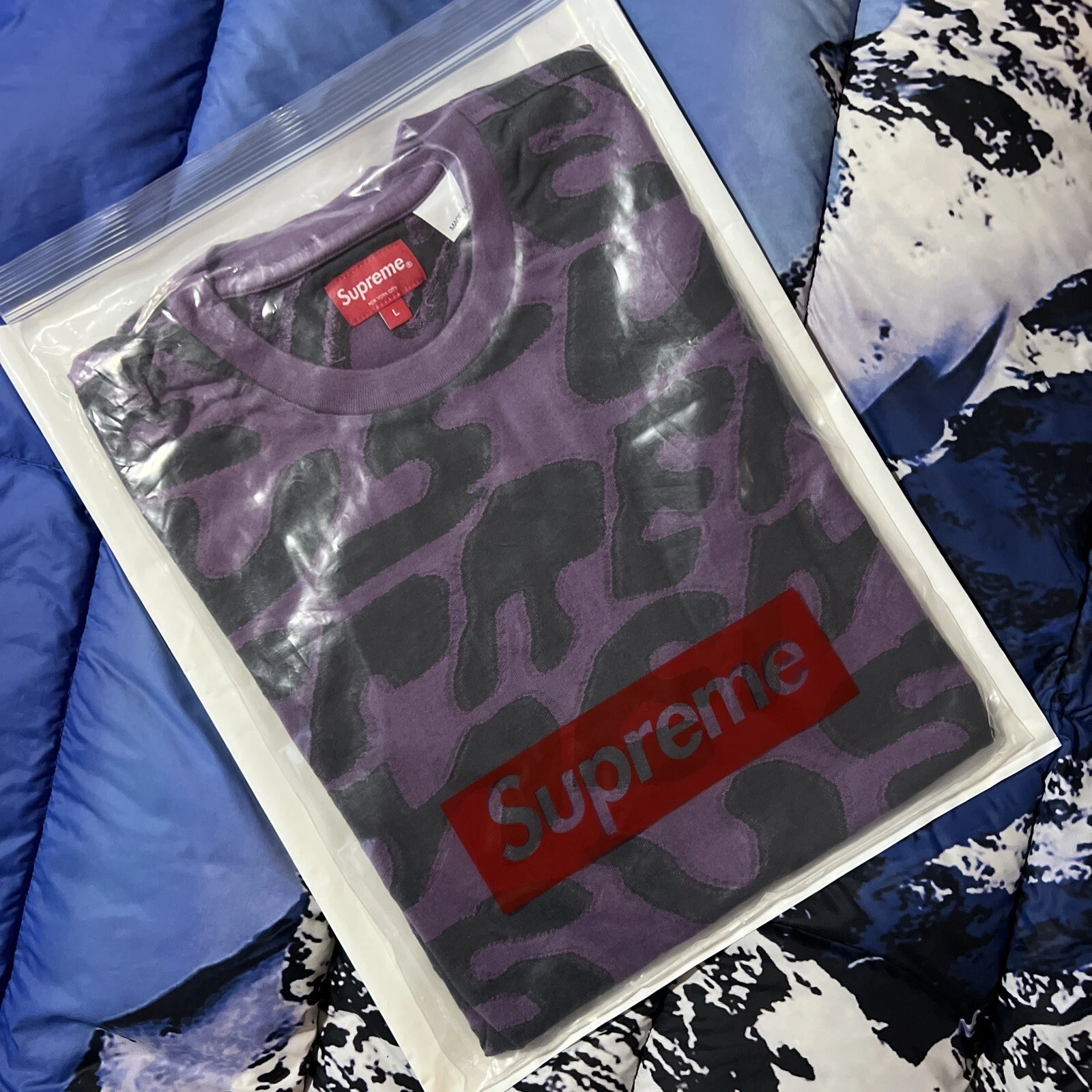 Haut à manches courtes SUPREME Stacked Script Intarsia. SS23 DustyPurp. Taille L