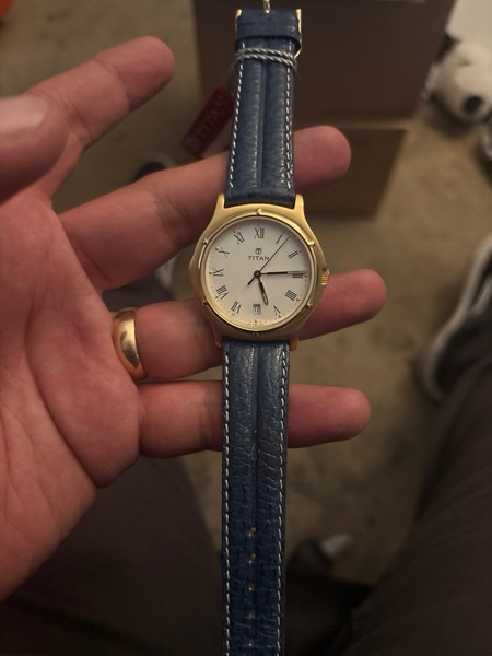 Titan Reloj en Tono Dorado
