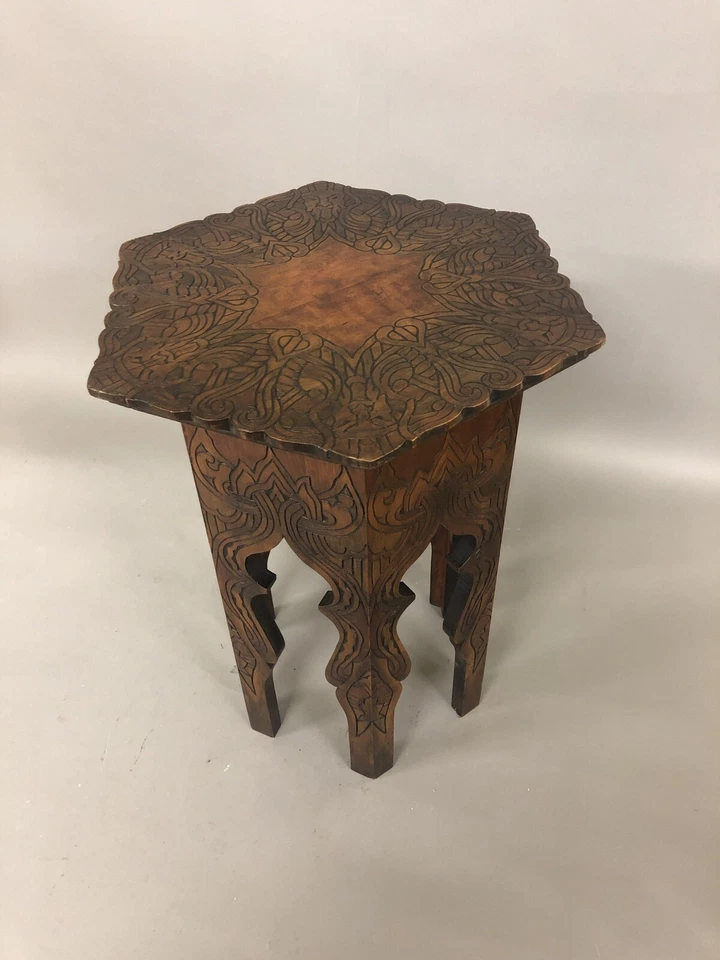 "Antigua mesa de plantas teñida de caoba tallada con caras 21"" X 15""" Foto 2 de 4