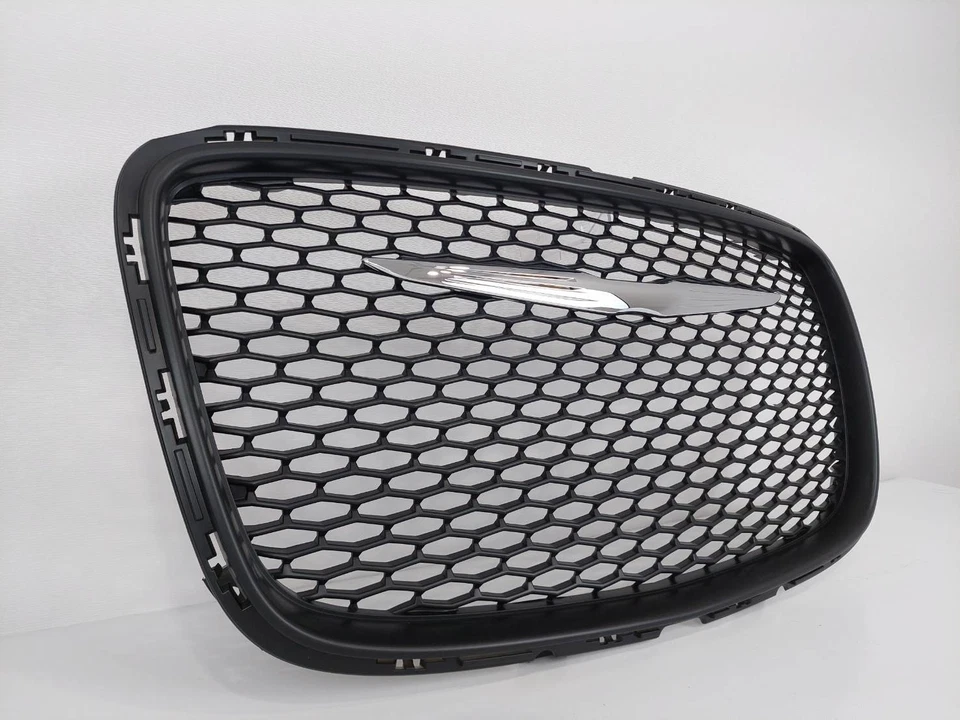 Rejilla plana negra apta para Chrysler 300 300C 2015-24 con ala emblema Foto 4 de 4