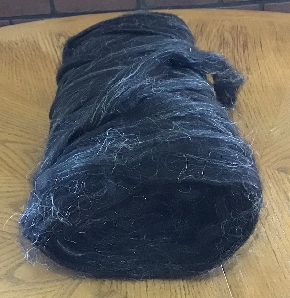 Rovings 100 % alpaca negros con reflejos grises claros. 11 OZ. So Soft Foto 3 de 4