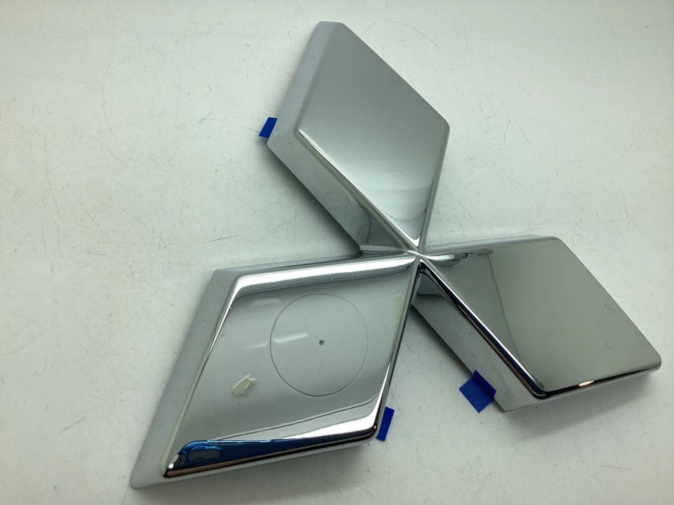 Emblema insignia cromada capó delantero Mitsubishi L200 2019-2021 7415A708 genuino - Imagen 2 de 4