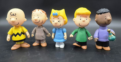 Lot Of 5  Charlie Brown Peanuts Toy Figures Linus Pig Pen Sally Vintage