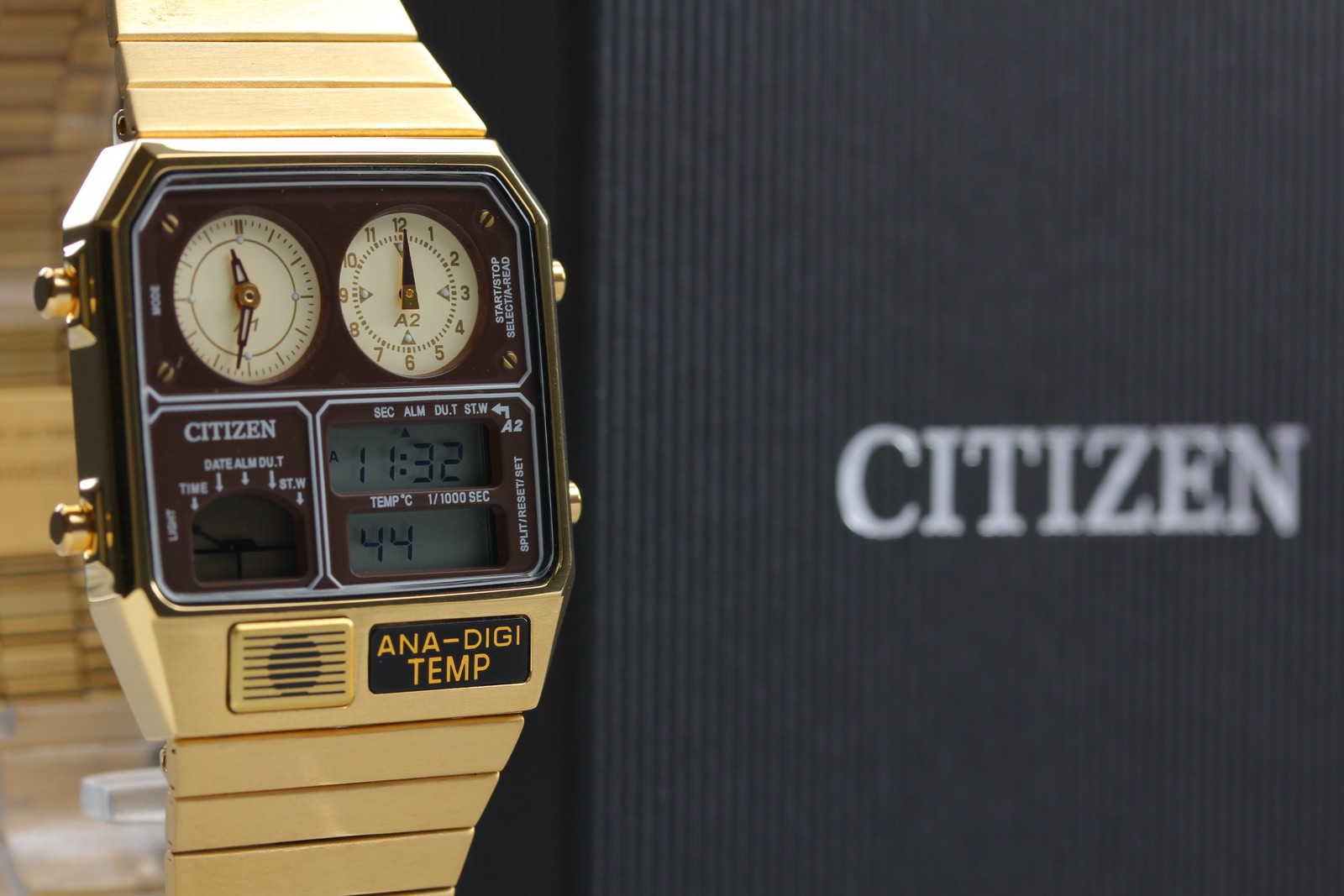 時計 CITIZEN ANA-DIGI TEMP 8989-S116872 Citizen Ana-Digi Temp 8989-S116872 34mm Gold Quartz M… - Gem