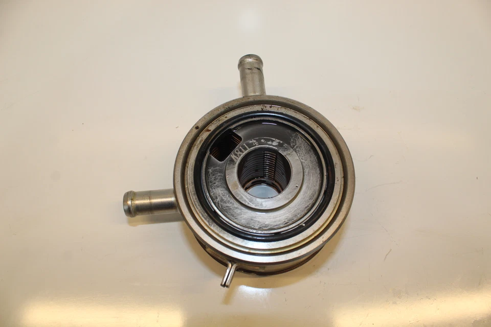 2005 YAMAHA YZF R6 REFRIGERADOR DE ÓLEO DO MOTOR FABRICANTE DE EQUIPAMENTO ORIGINAL 5EB-13470-00-00 - Imagem 2 de 4