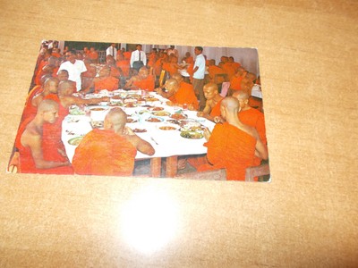 AK BUDDHISTISCHE MÖNCHE IM SPEISESAAL / KARTE AUS THAILAND / KF