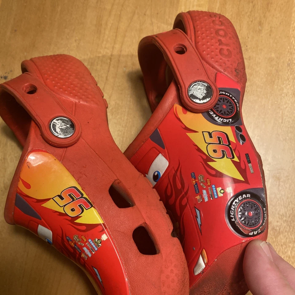 Taza de pistón Crocs Lightning McQueen Disney Pixar Cars roja para niños pequeños talla C12 12 Foto 3 de 4