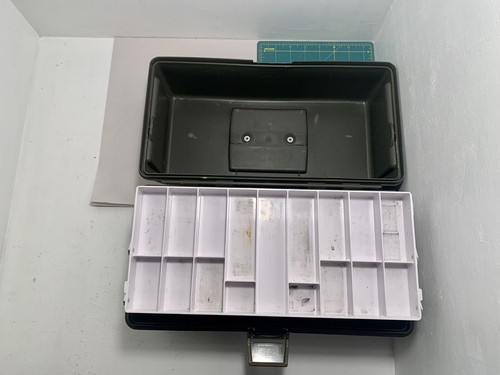 VINTAGE ADVENTURER N0. 1423 TACKLE BOX BY VLCHEK PLASTICS 3 TRAY 51 COMPARTMENTS - 第 6/12 張圖片